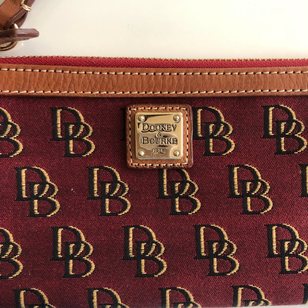 Dooney & Bourke convertible wristlet/ small purse - Picture 2 of 6